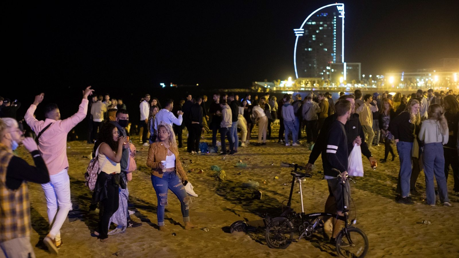 Pueblos catalanes sin toque de queda temen atraer botellones | Ver