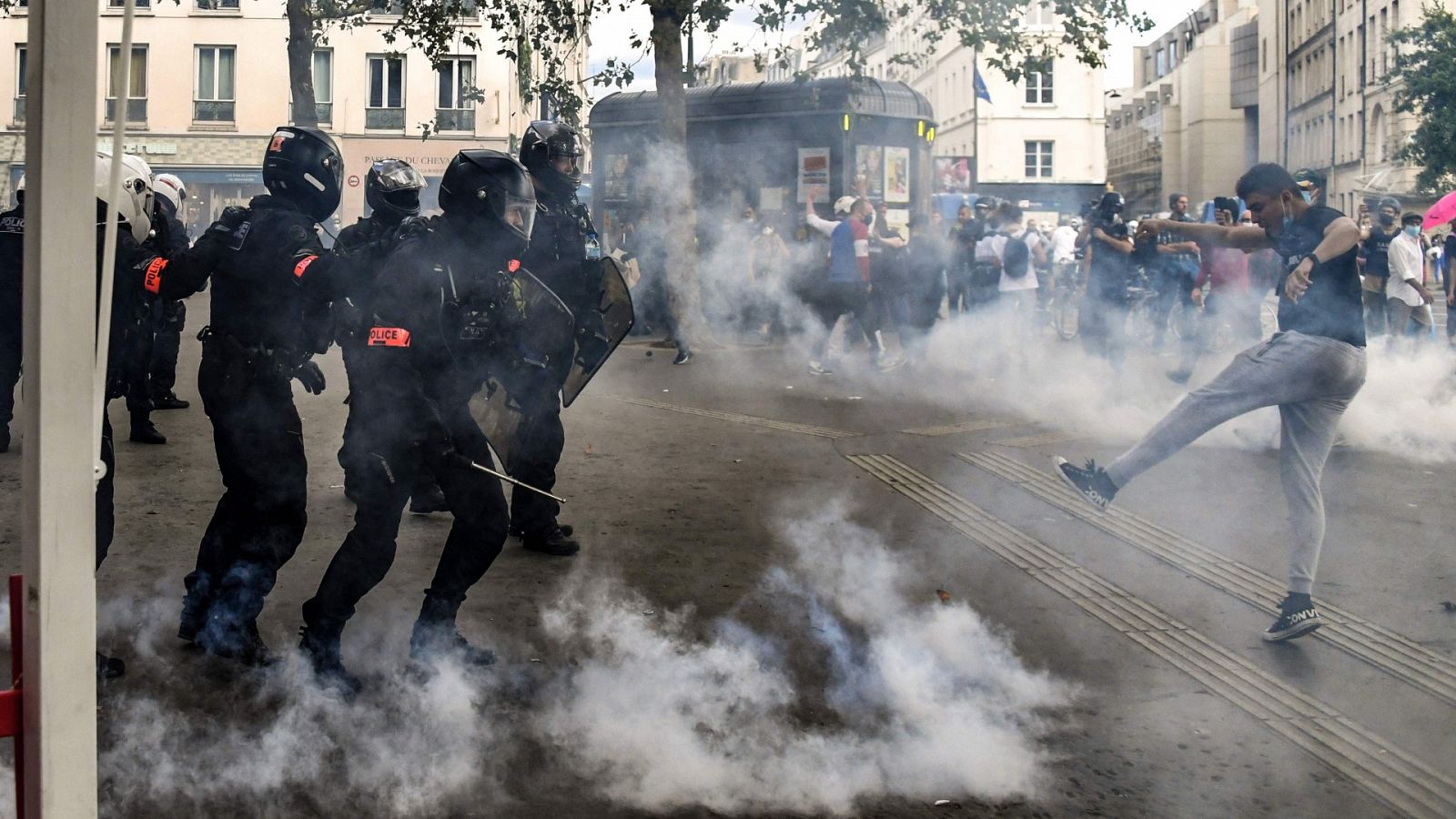 Francia: Miles de personas se manifiestan contra el pase COVID