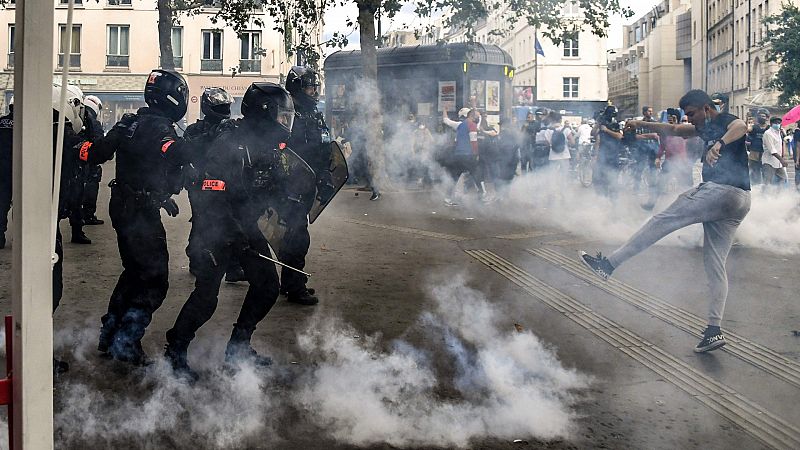 Miles de manifestantes en la tercera semana de protestas contra el pase COVID en Francia