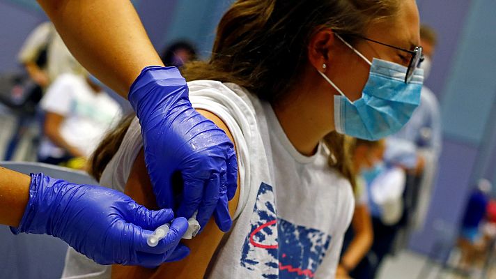 Telediario Fin de Semana - El 77 % de los efectos adversos de la vacuna contra la COVID-19 se producen en mujeres, según la AEMPS