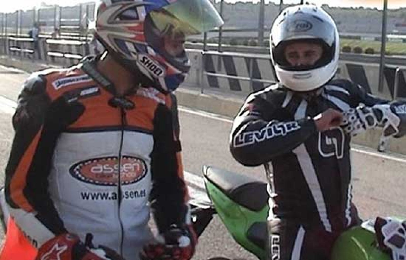 En esta ocasión, Marc Martín presenta la grabación que llevó a cabo en el circuito de Cheste, donde asistió a una divertida jornada de tandas con moto. 