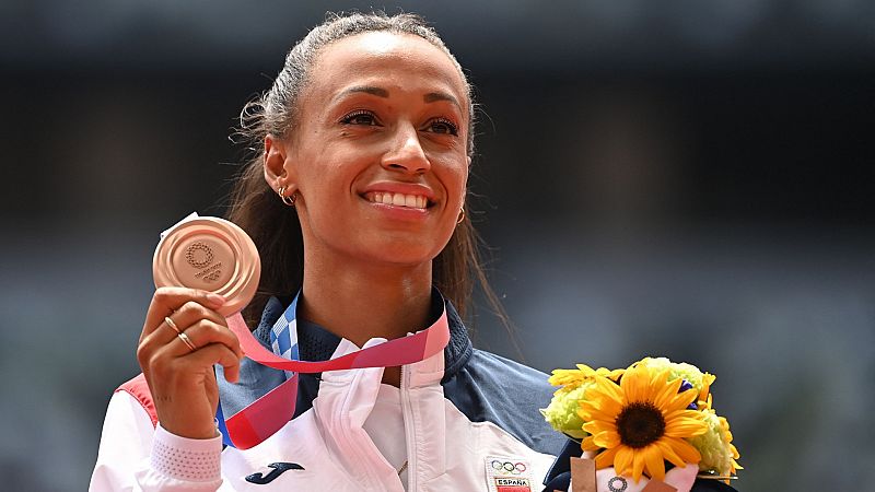 Ana Peleteiro contiene las lágrimas tras recibir el bronce