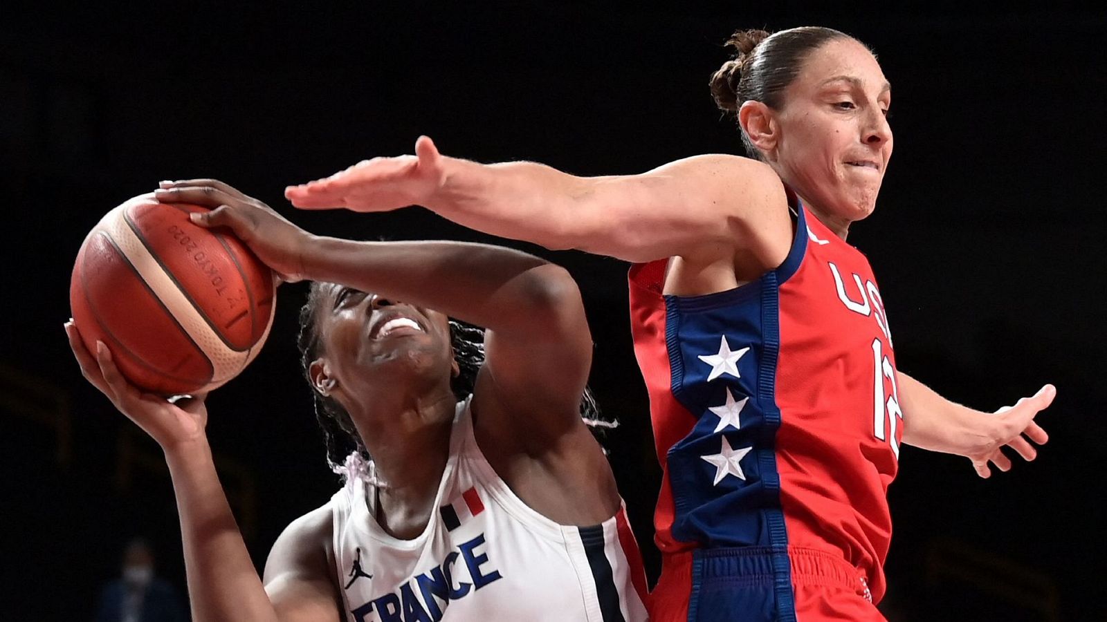 EE.UU. tumba a Francia en baloncesto femenino