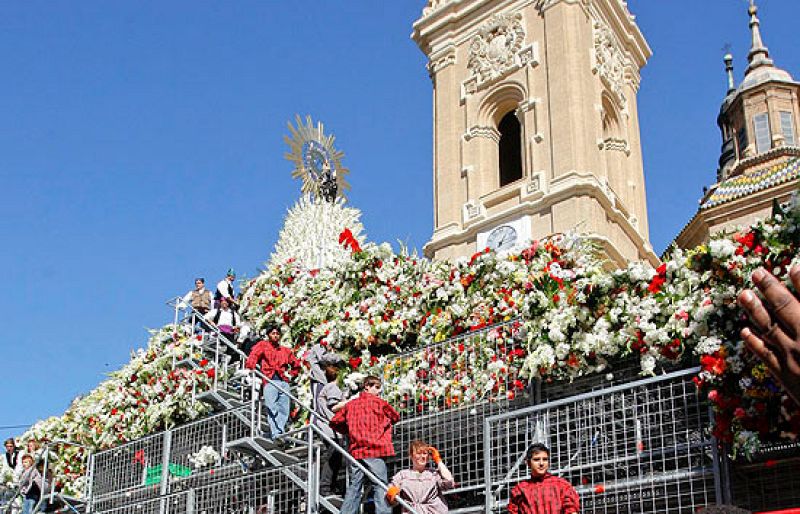  Con una ofrenda floral han celebrado los maños el Día del Pilar, un acto que ha superado el medio siglo de vida y que es el acto central de las Fiestas del Pilar de Zaragoza.