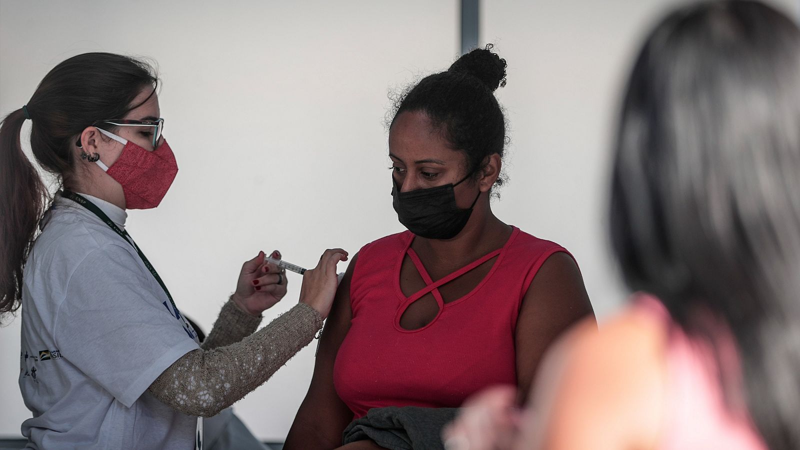 Las mujeres sufren más efectos adversos tras vacunarse contra la COVID-19