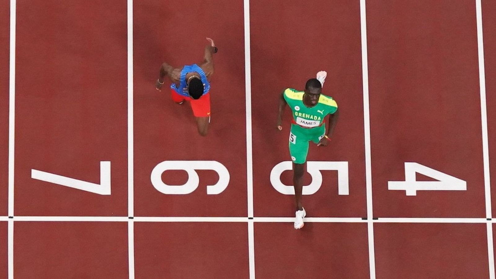Kirani James gana con solvencia en las semifinales de los 400 metros