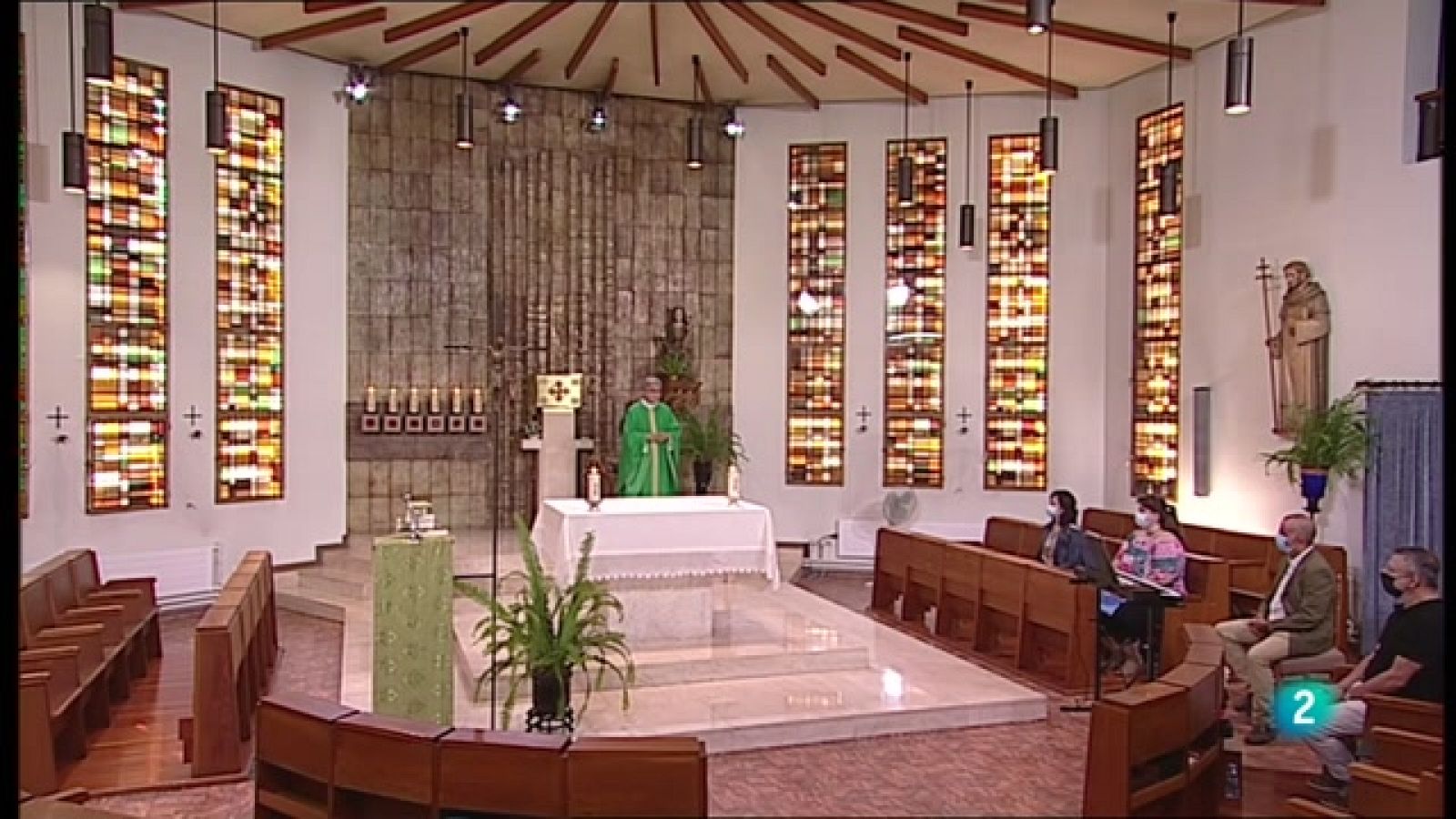 La Missa des del Monestir de Sant Domènec, a Sant Cugat del Vallès, presideix la celebració Mn. Carles Cahuana