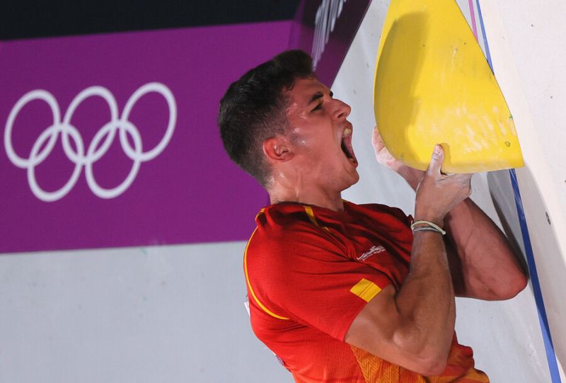 Alberto Ginés López accede a la final de escalada