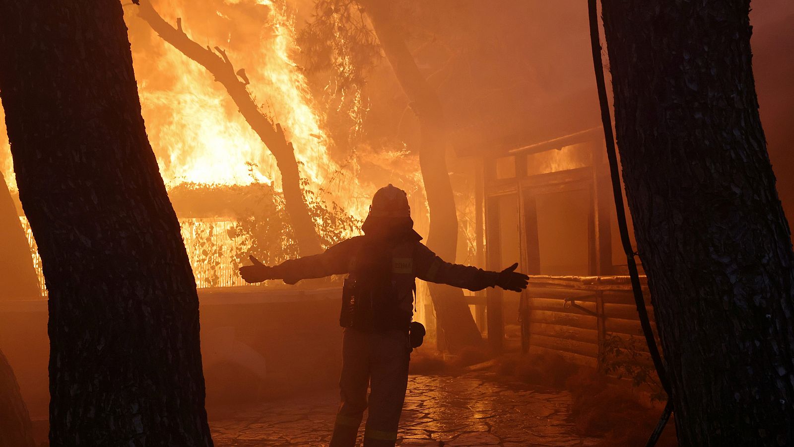 Graves incendios en Grecia y Turquía, Atenas corre peligro