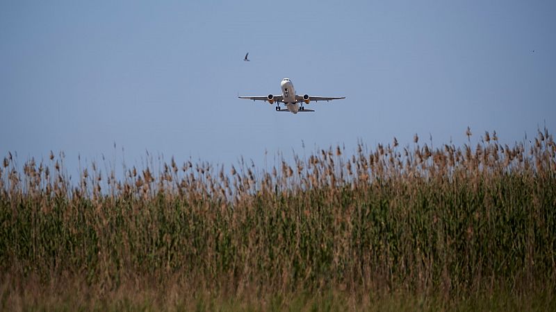 Ecologistas y vecinos rechazan la ampliación de El Prat | Ver