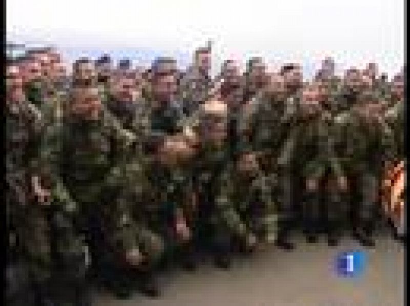 La base militar de la ONU de Camp Butmir, donde están acuarteladas las tropas españolas en Bosnia, recibió la visita de los internacionales de la selección con una anfitriona de primer nivel, la ministra de Defensa Carme Chacón. 