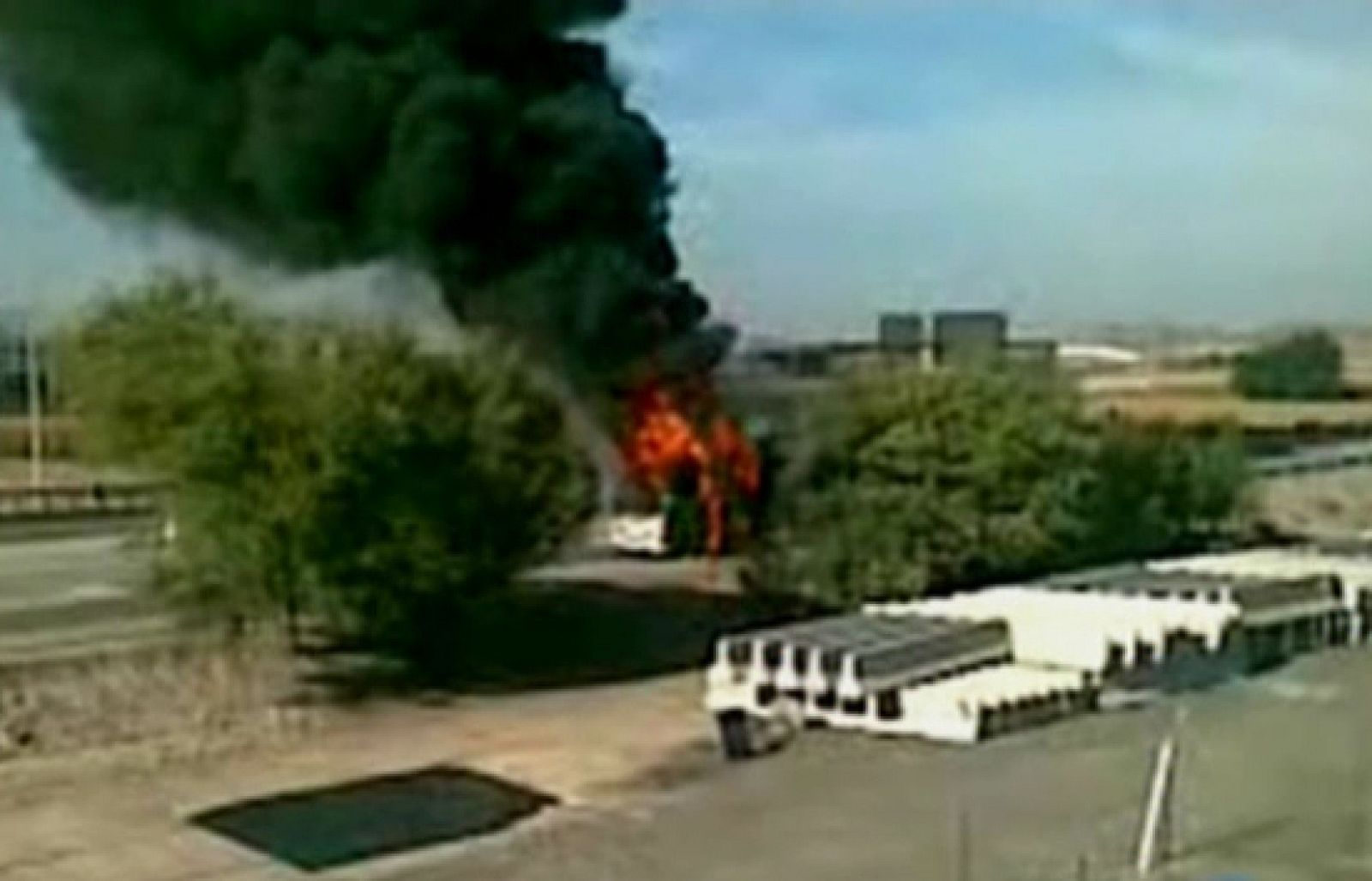 Viajeros de un autobús incendiado agreden a varios agentes de policía | Ver