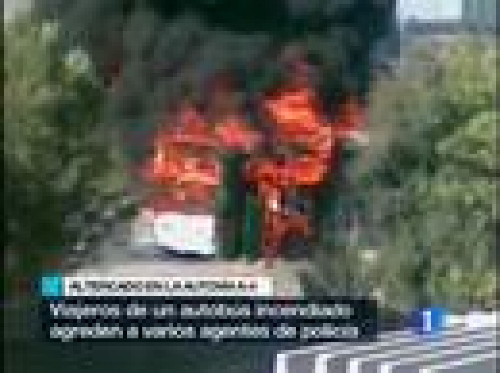 Un autobús con 60 personas que circulaba por la autovía A-4 se ha incendiado a la altura del kilómetro 47, cerca de Aranjuez, en Madrid, y ha provocado una gran columna de humo negro. Pero lo peor ha venido después. Al parecer, algunos de los pasajeros, molestos por la supuesta tardanza de los bomberos, han agredido a varios agentes de la Policía, que han tenido que pedir refuerzos. 