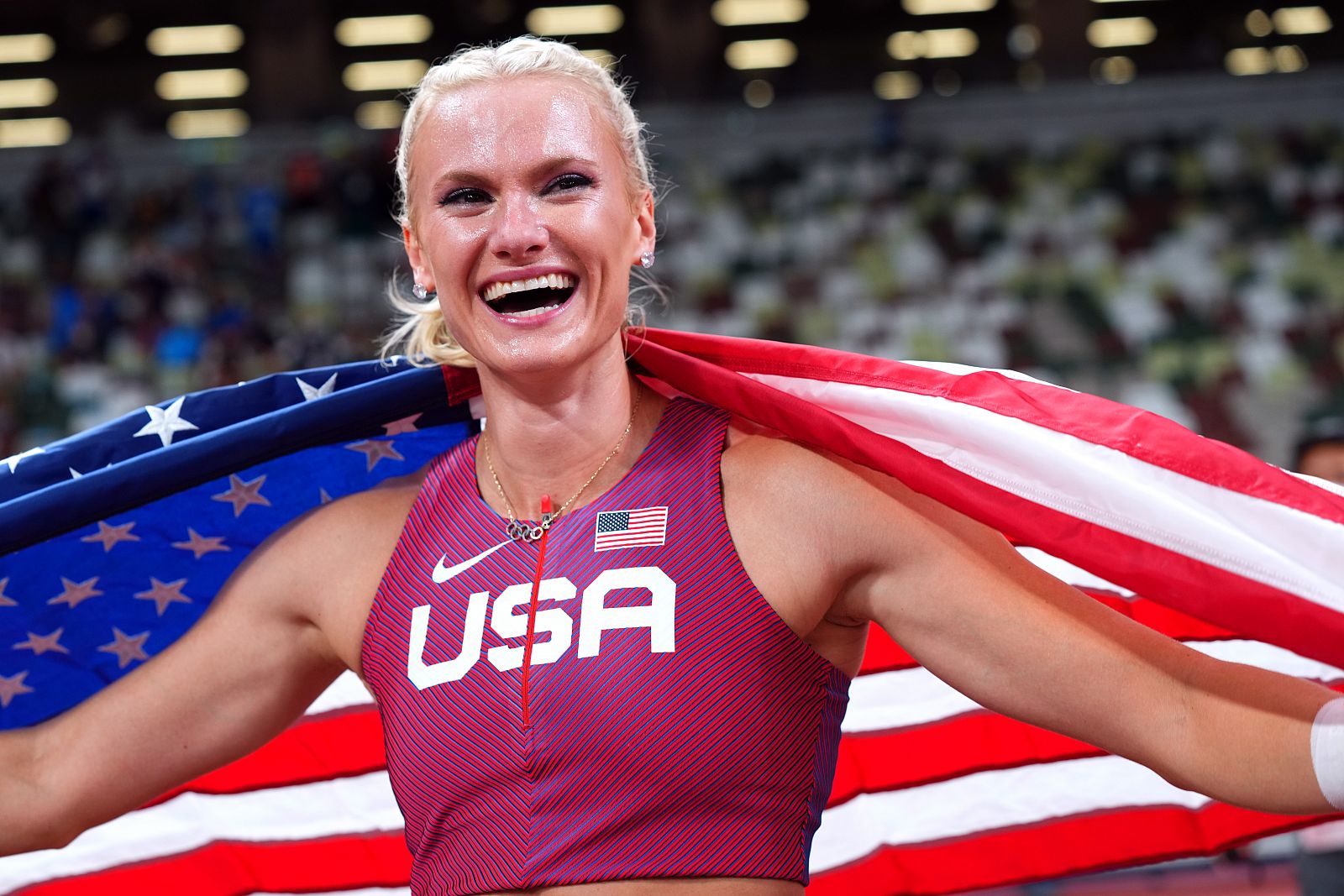 Katie Nageotte se alza con el oro olímpico en salto de pértiga