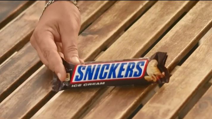 Telediario 2 - Homofobia: la marca Snickers retira un anuncio tras las críticas en redes