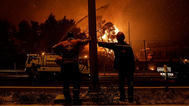 Las altas temperaturas y el viento dificultan la extinción de los incendios en Grecia - Ver ahora