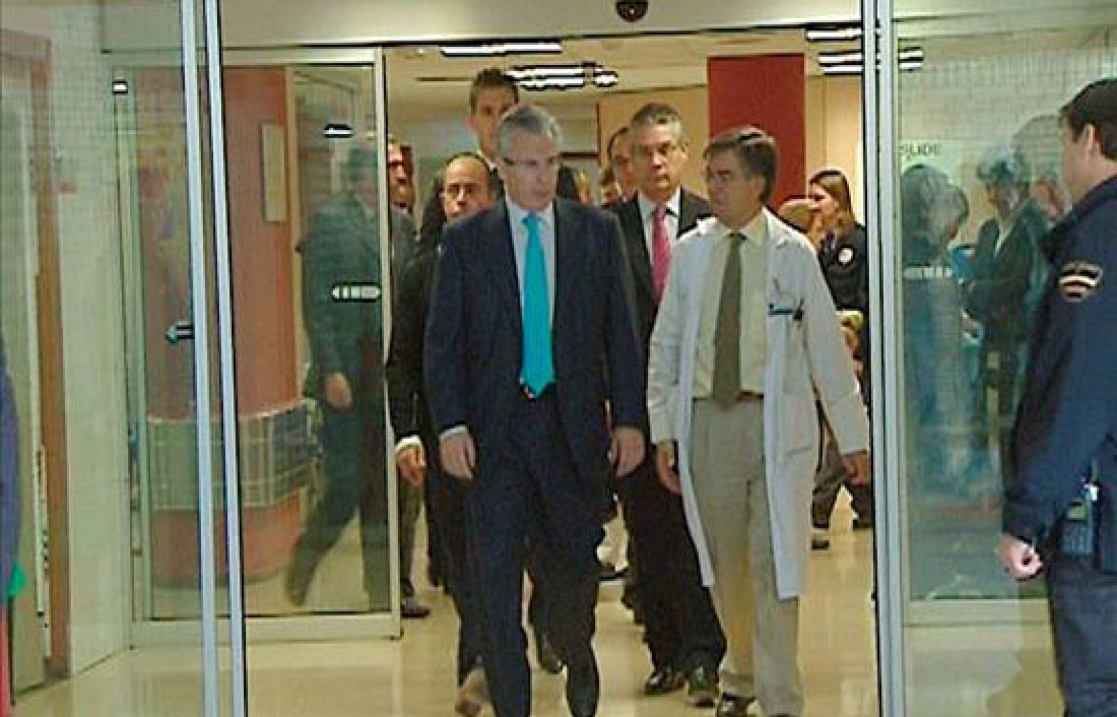 El juez de la Audiencia Nacional ha adoptado esta decisión tras haberse desplazado al hospital madrileño Gregorio Marañón a interrogar a uno de los detenidos.