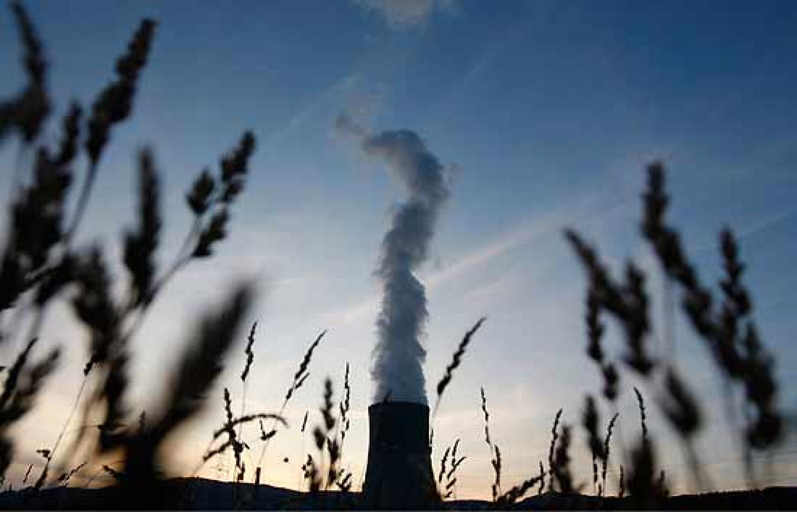 La televisión francesa ha revelado el secreto de donde va a parar cada año el 13% de las materias radiactivas producidas por la compañía 'Electricité de France'. Al parecer llevan años escondiendo sus residuos nucleares en Siberia. El periódico Libèration y la cadena ARTE, lo destapan con un documental (13/10/09).  