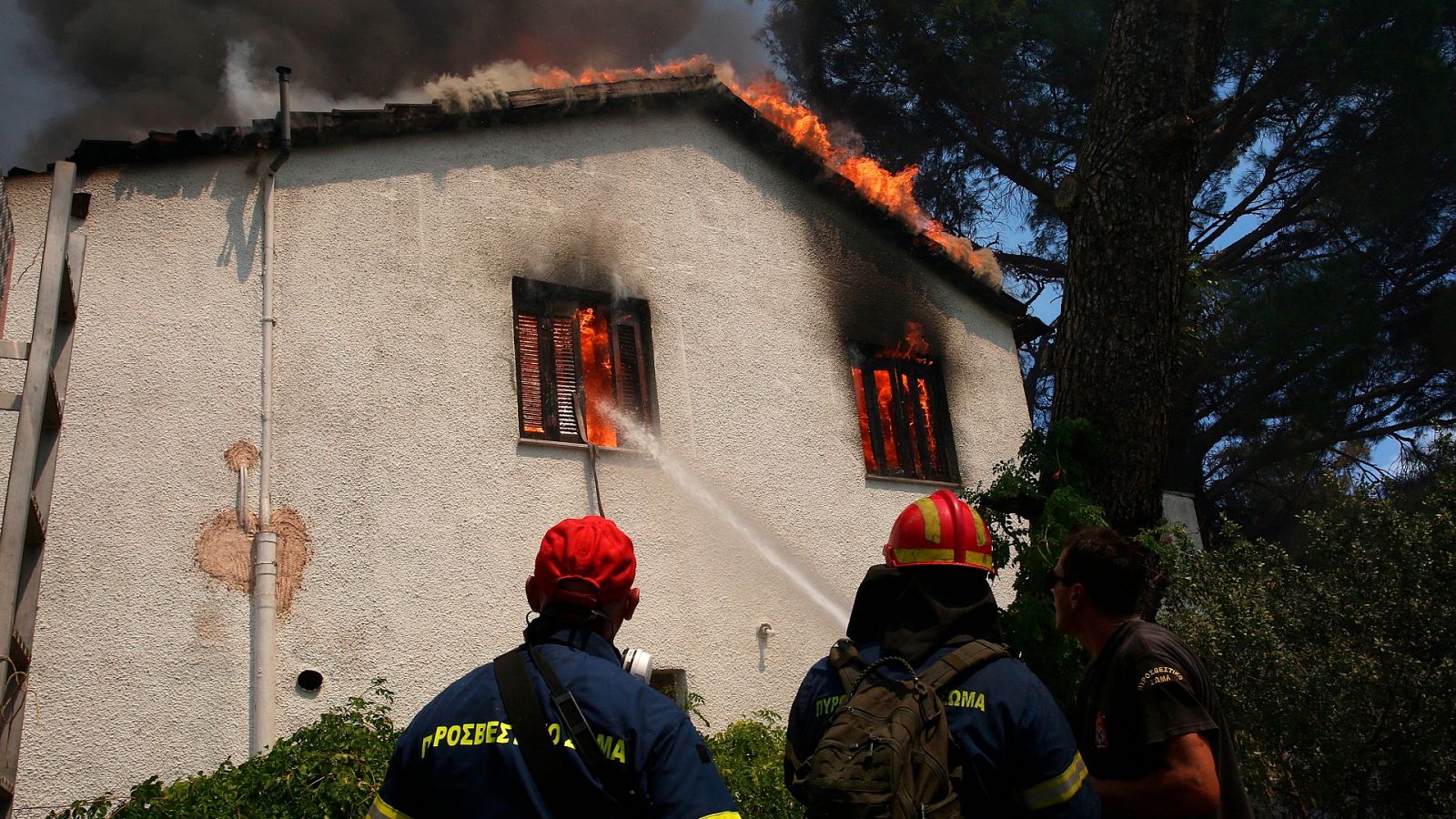 Los incendios descontrolados dejan su primera víctima en Grecia