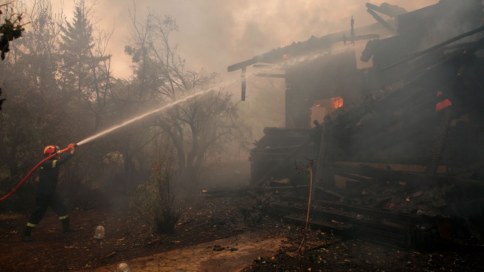 Más de 50 incendios siguen activos en Grecia