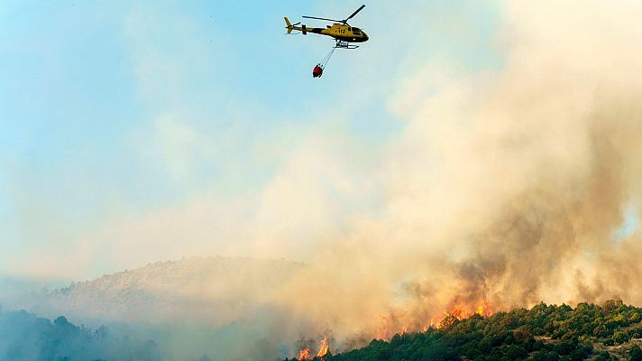 Medios aéreos y terrestres tratan de controlar un incendio en Ávila