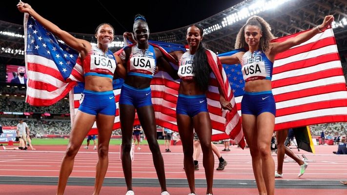 Estados Unidos gana el relevo 4x400 femenino