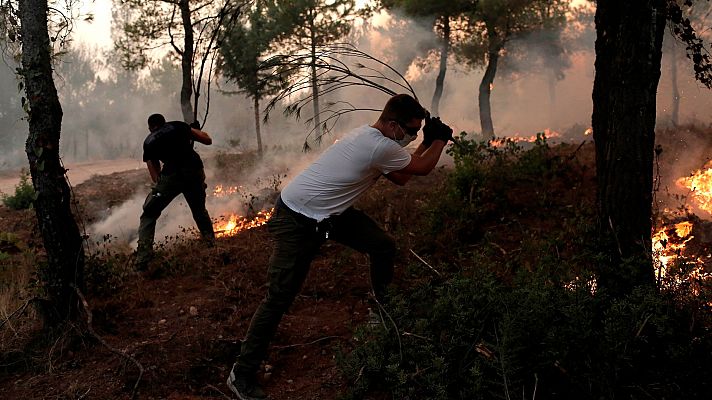 Centenares de incendios siguen activos en Grecia