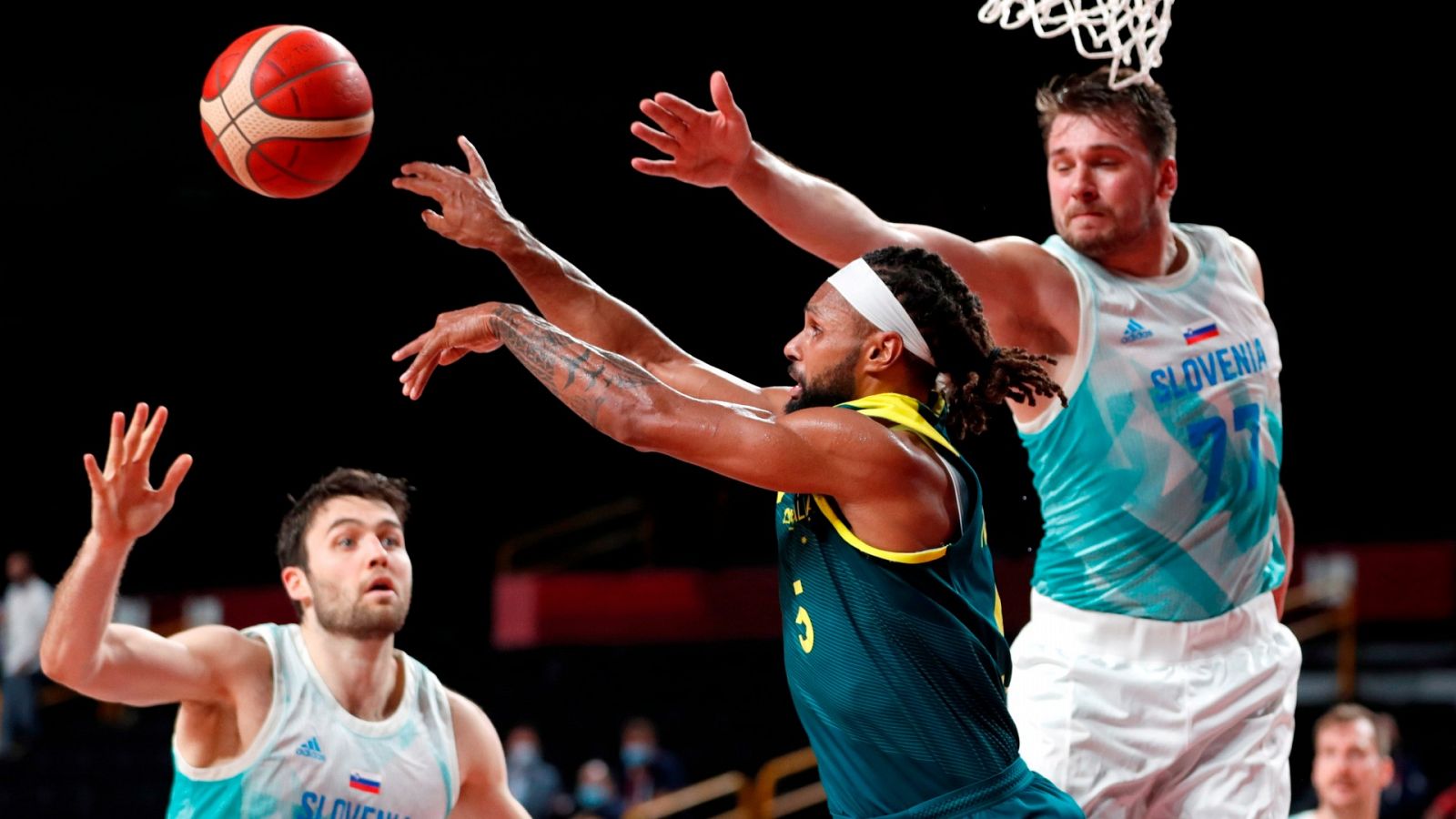 Australia gana su primer bronce en baloncesto tras derrotar a Eslovenia 107-93 - Ver ahora