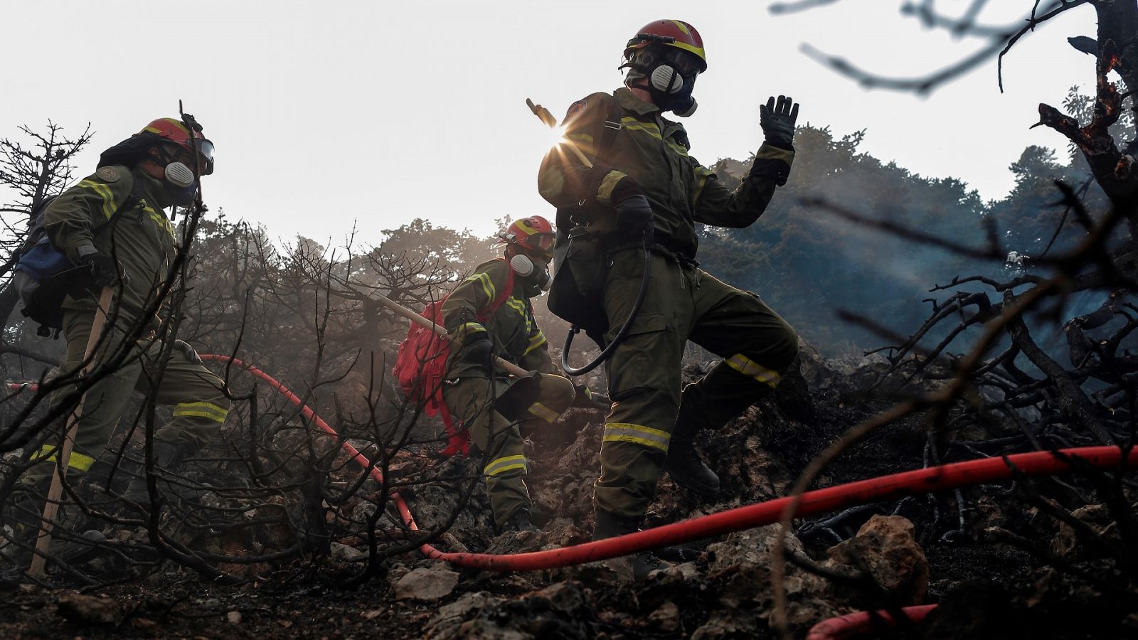 Grecia sigue luchando contra los devastadores incendios que asolan el país