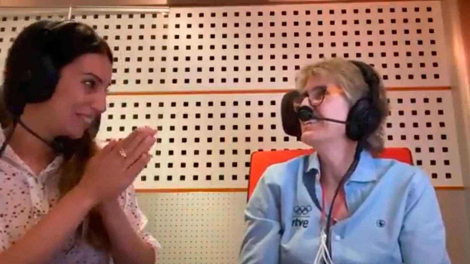 Almudena Cid, exgimnasta olímpica y comentarista de la gimnasia rítmica de TVE, ha dedicado una emocionante despdida a la periodista Paloma del Río, que narraba hoy por última vez unos Juegos Olímpicos, tras 15 ediciones a sus espaldas. En la final por conjuntos, poco antes de que acabara la retransmisión, Cid ha sacado su móvil para gabar su emocionante discurso: "Eres la banda sonora de nuestra vida y te quiero agradecer todo lo que has hecho por los deportes minotirarios y gemenino
