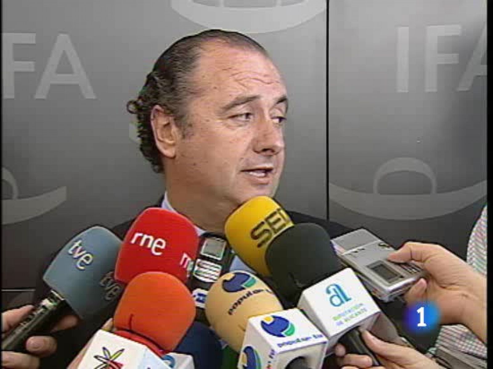 Ripoll aborda la confusión surgida tras el Comité Ejecutivo Regional del PP Valenciano en el que Costa propuso una comisión de investigación de sus cuentas pero no presentó su dimisión, aunque Camps aseguró que había puesto a disposición sus cargos.