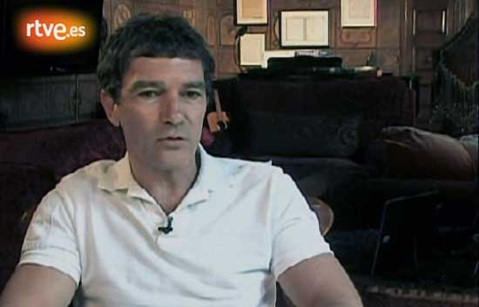 El director habla para TVE sobre su último rodaje, con el cineasta neoyorquino, en Londres. "Cuando tenía 24-25 años, llevaba una camiseta con la cara de Woody Allen; tenerlo en frente era bastante alucinante", asegura.