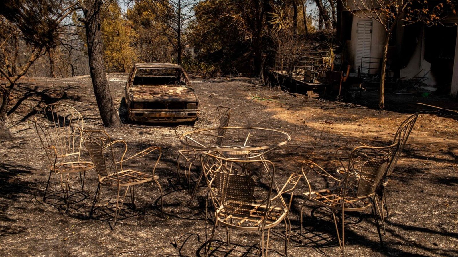 Los incendios de Grecia calcinan centenares de viviendas y locales cerca de Atenas - Ver ahora