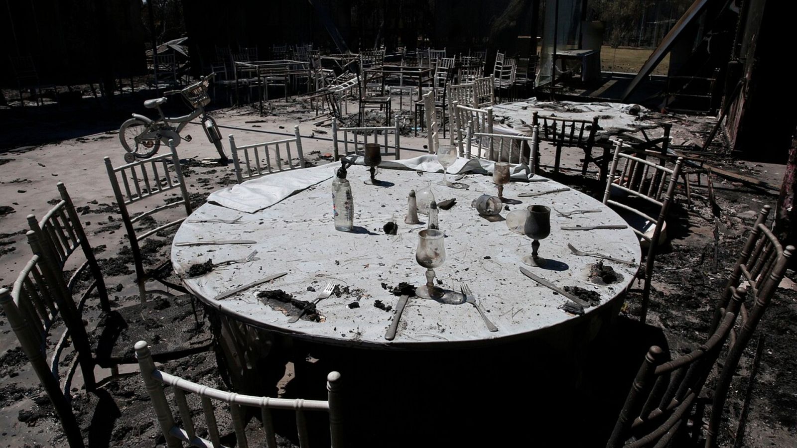 Grecia controla los incendios en el norte de Atenas pero lo peor está en la isla de Evia - Ver ahora