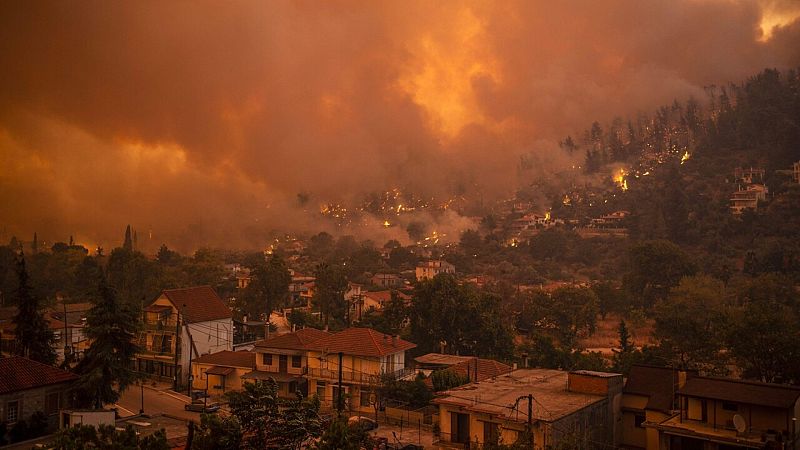 La isla griega de Evia sigue ardiendo mientras los vecinos culpan a las autoridades por la falta de medios  - Ver ahora