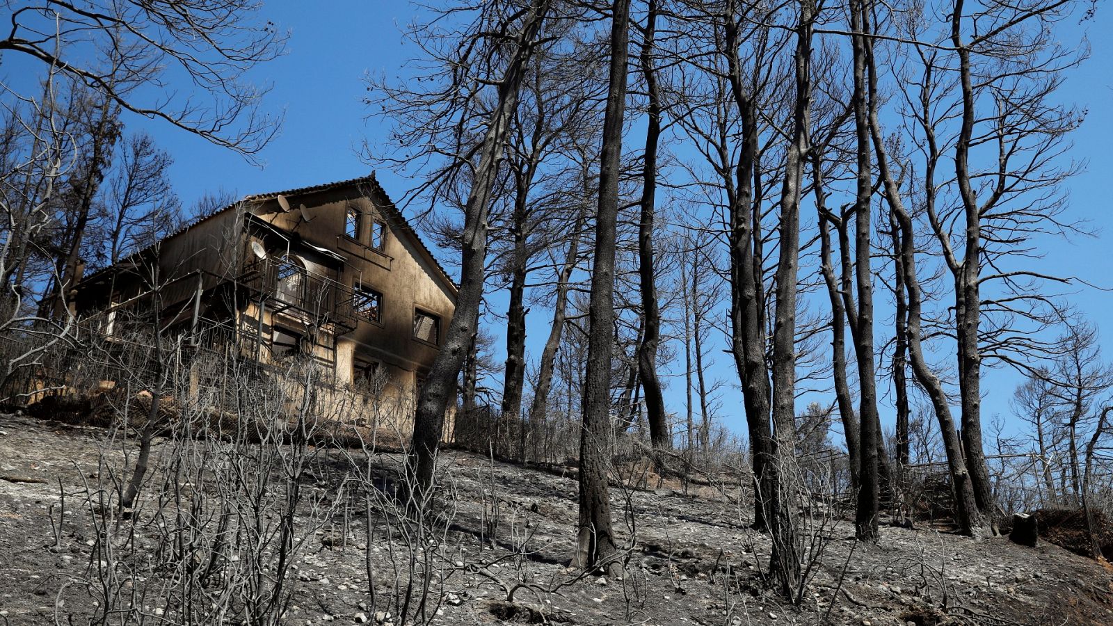 Controlados los incendios que amenazaban varios núcleos urbanos al norte de Atenas