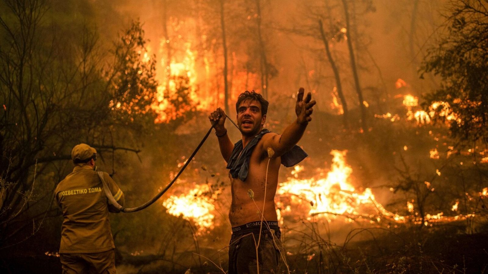 Los incendios forestales rodean varios pueblos en la isla griega de Evia