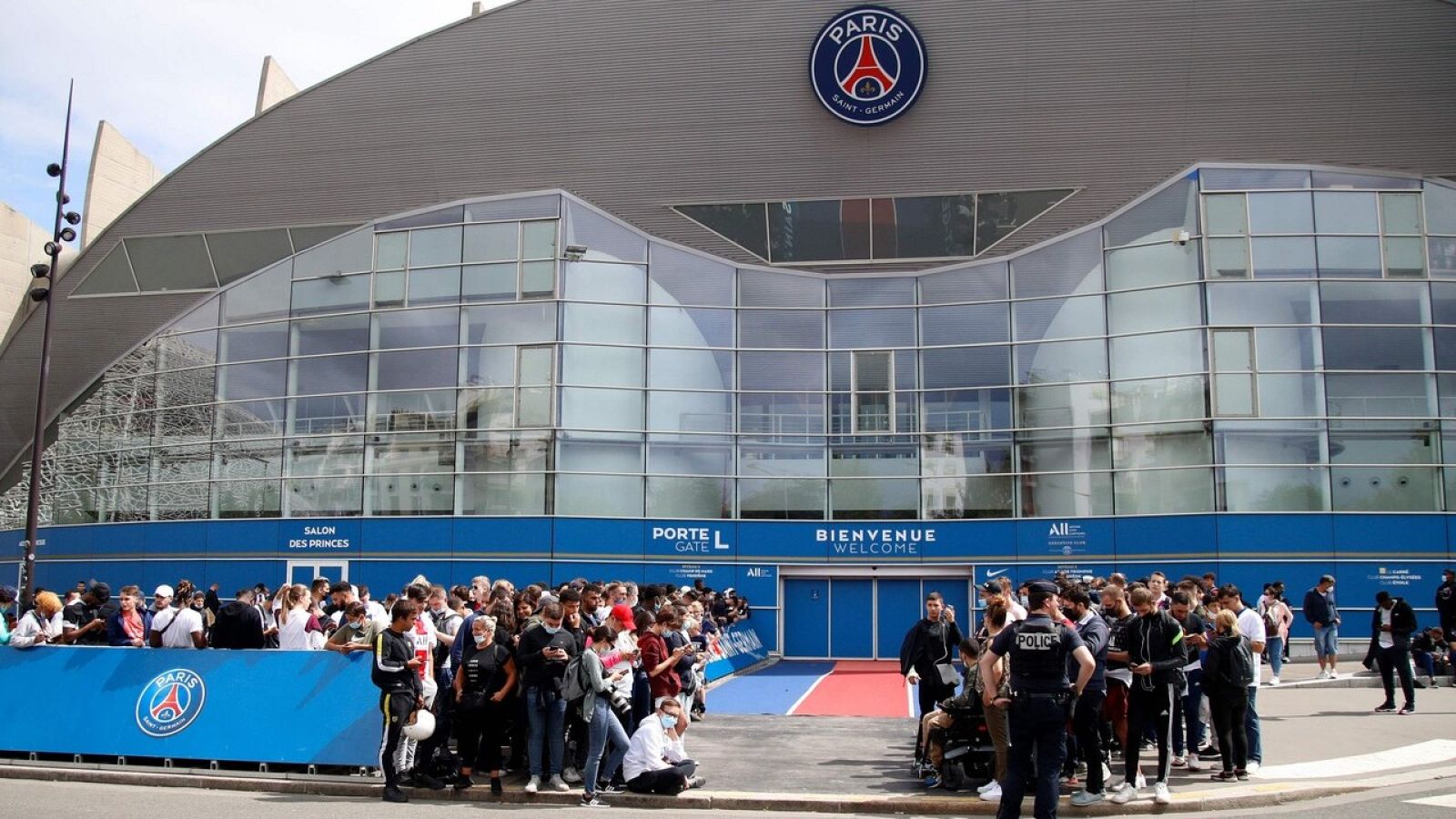 Los hinchas del PSG esperan con ansia a Messi | Ver