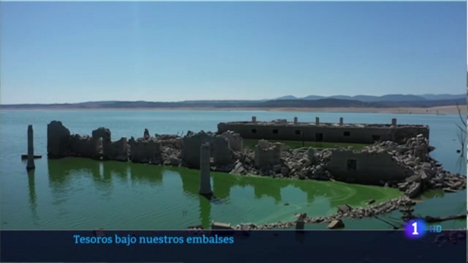 Una casa palacio del siglo 19 emerge de las aguas de Valdecañas