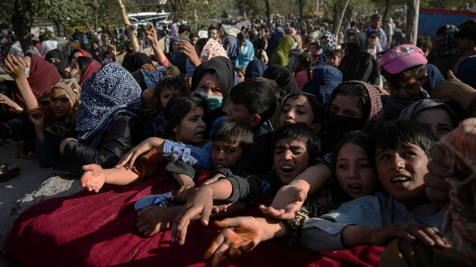 Miles de personas huyen de sus hogares ante la ofensiva talibán en Afganistán