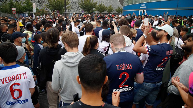 Telediario 2 | París espera con ansia la llegada de Leo Messi