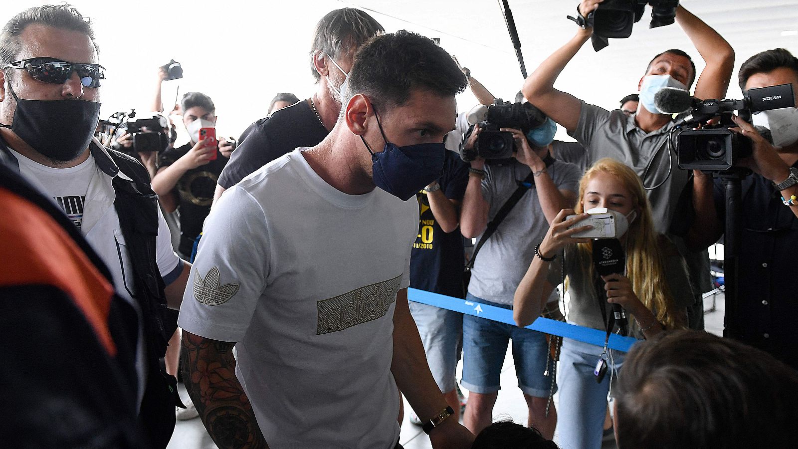 Messi pone rumbo a París para fichar por el PSG