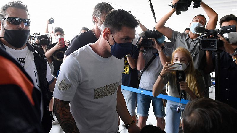 Messi pone rumbo a París para fichar por el PSG