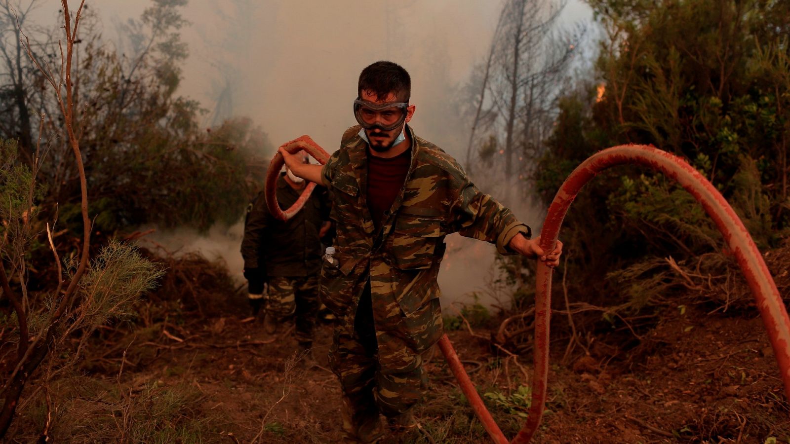 Los griegos afectados por los incendios reclaman falta de medios 