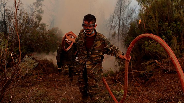 Los griegos afectados por los incendios reclaman ayuda