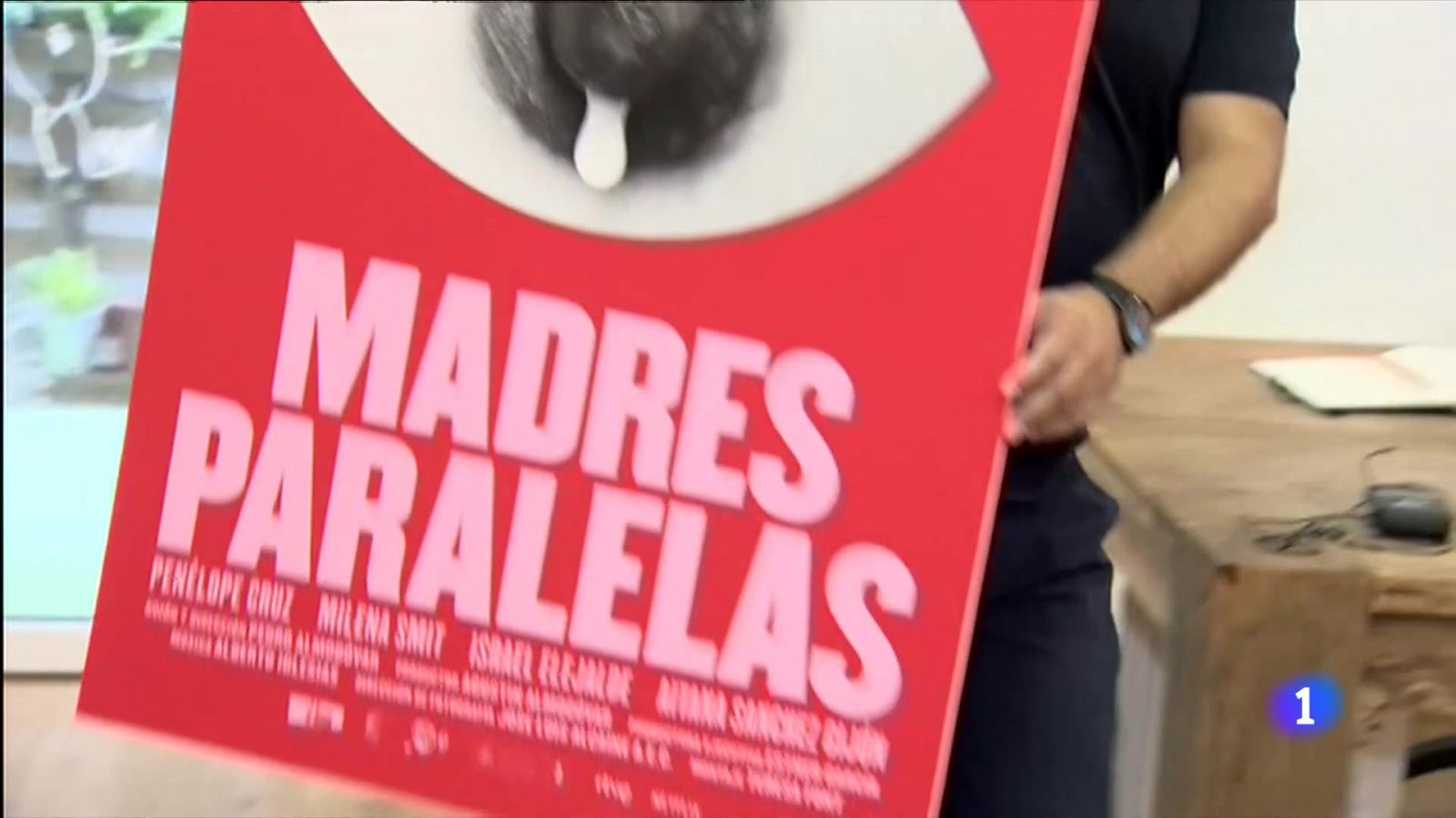 El cartel de 'Madres paralelas', de Almodóvar, desafía a la censura de las redes sociales