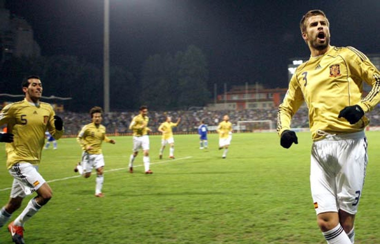 Piqué ha marcado el primer tanto de España a Bosnia con un gran centre de Xabi Alonso.