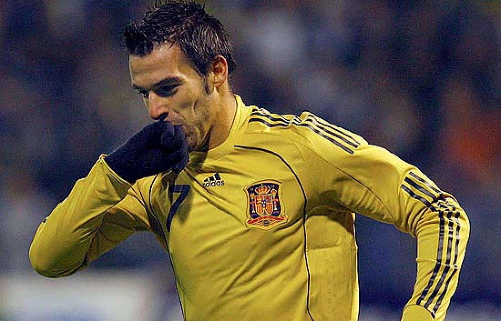 El sevillista Álvaro Negredo recibe un pase de Silva dentro del área, se revuelve y marca por bajo su primer gol con la selección española, el tercero ante Bosnia.