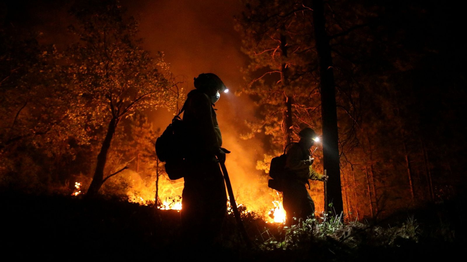 El calor extremo sigue alimentando la oleada de incendios