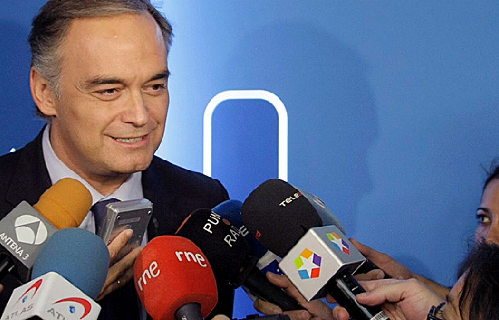  González Pons aseguró en una entrevista que Costa debía haber presentado su dimisión en bien del partido, después que su nombre apareciera en el sumario de Gürtel, en conversaciones entre los imputados. 